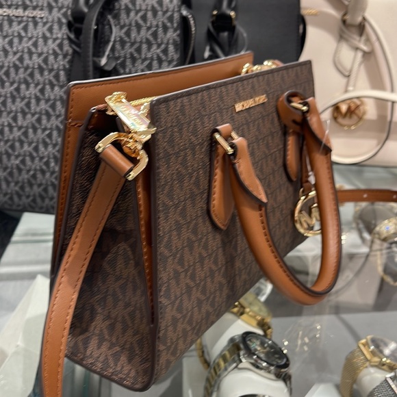 Michael Kors Small Sheila Satchel Crossbody
Bag Brown
NWT - Picture 4 of 16